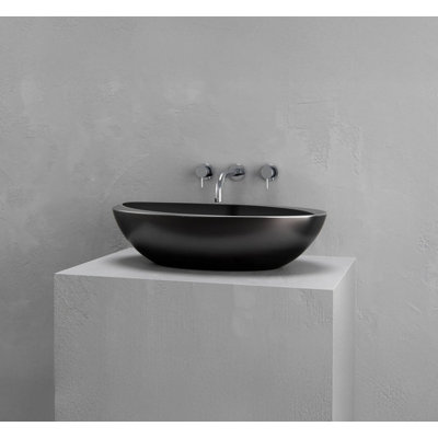 Évier vasque en fer noir / noir Vast Studio - comptoir ovale avec intérieur blanc lisse, finition métallique luxueuse et design sculpté d'inspiration spa moderne