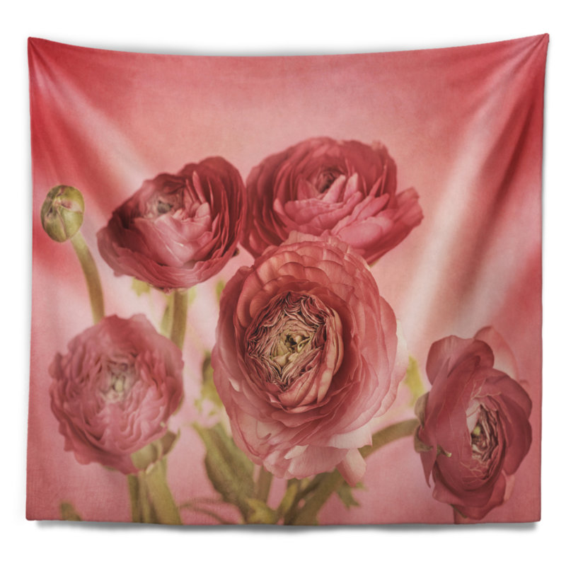 Bouquet de fleurs renoncule sur tapisserie rose, H 32 po x l 39 po