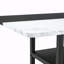 Ensemble de table et de chaises. Table de salle à manger épissée noire avec fonction de rangement au milieu des pieds de la table, jumelée à des chaises de salle à manger en coton et lin gris clair, simples et polyvalentes.-579558265