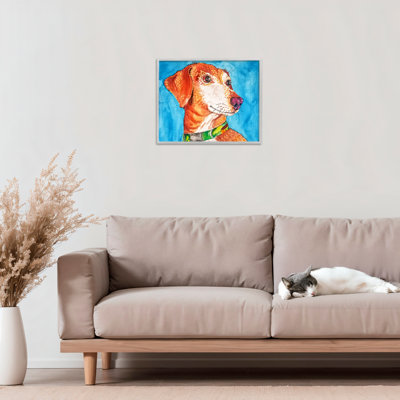 Chien orange audacieux sur estampe bleue encadrée, design par Tatiana Roberts
