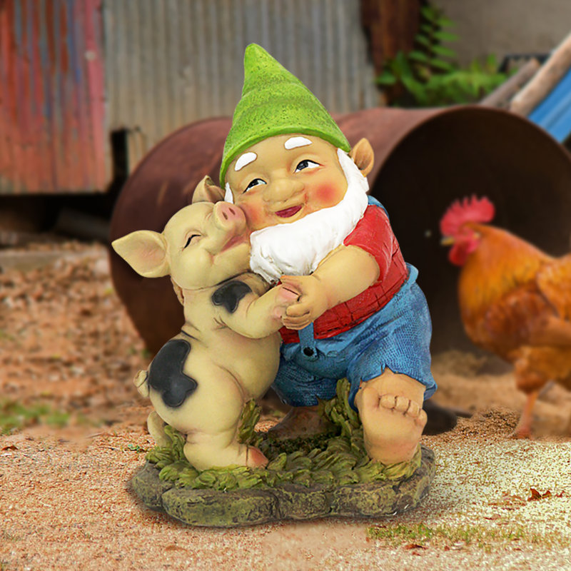 Statue de gnome heureux comme un cochon en pente