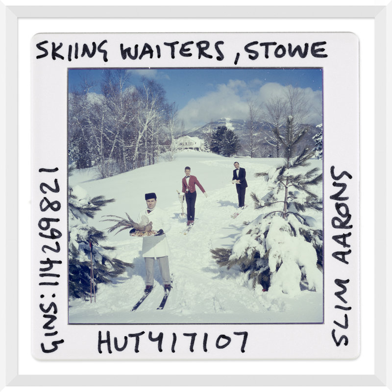 «« Skiing Waiters - Slide »,« Slim Aarons, 1 janvier 1960 »par Slim Aarons sur papier