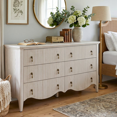 Avenall 6-drawer Double Dresser With Fluted Design, Vintage Wide Chest Of Drawers With Scalloped Base, Organic Modern Storage Cabinet For Bedroom, Nature Oak