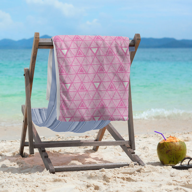 Serviette de plage classique à motif de triangles dessinés à la main, Rose / blanc