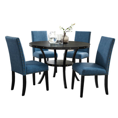 Salle à manger en bois. 5 avec table ronde et 4 chaises en tissu brun clair. Possède des pieds en bois au fini grain de café. Les chaises sont dotées de garniture cloutée en lin, en coton et en laiton - 5 pièces. Cadre de haricot,