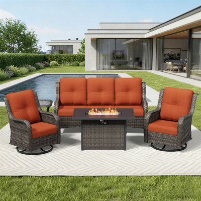 Ensemble de conversation pour foyer d'extérieur en osier 5 pièces avec canapé, chaises pivotantes, table d'appoint et coussins orange