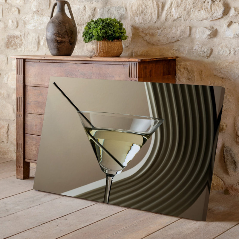 Toile Un élégant verre à martini élégant rempli d'un art mural translucide pâle scintille sous un doux éclairage diffus reflétant l'art mural sur toile