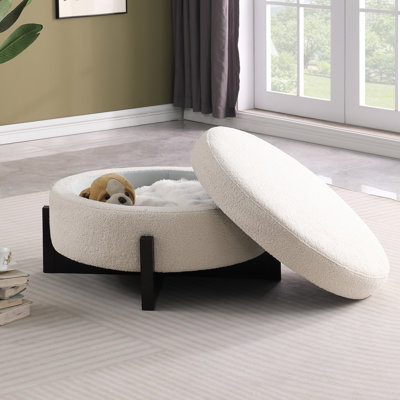 Rond avec rangement, revêtement beige, quatre pieds en chêne, usage moyen, accoudoirs carrés, dossier rembourré, beige de style américain, siège rembourré doux, dossier