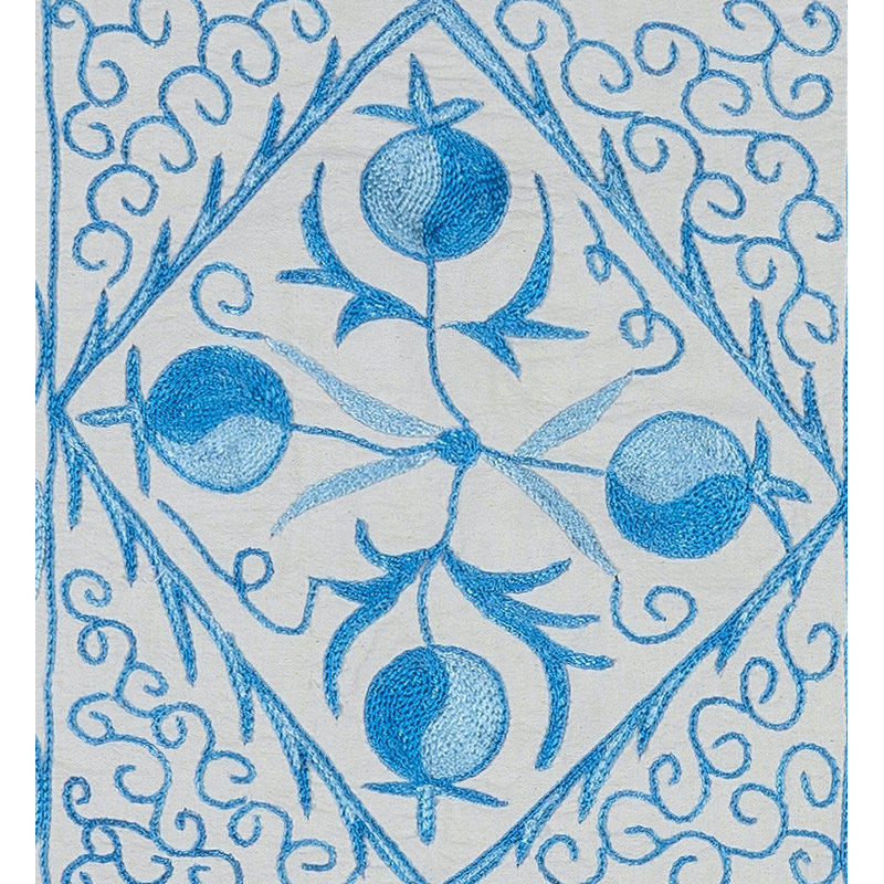 Housse de coussin faite à la main, housse de coussin décoratif, coussin brodé en dentelle crème et bleu clair. 16 x 18 po