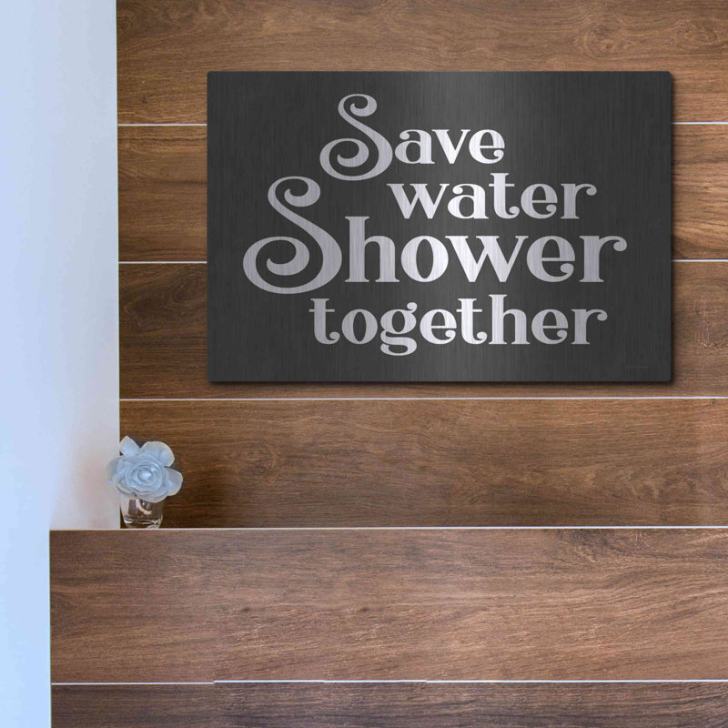 «Save Water, Shower Together» par Lettered & Lined, art mural en métal, H 12 po x l 16 po
