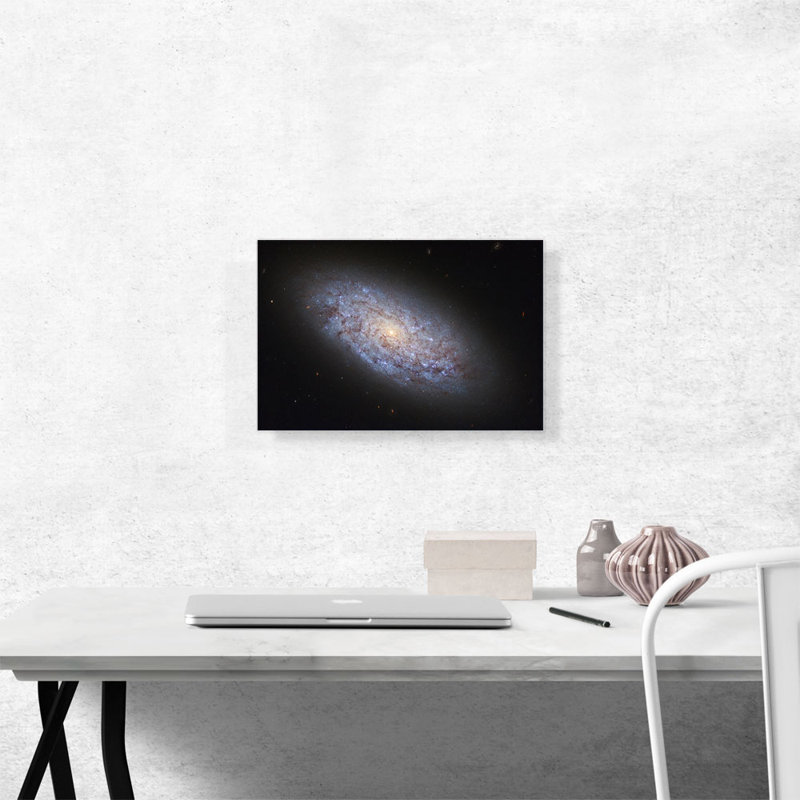 NASA Hubble Telescope Dwarf Spiral Galaxy - reproduction de photo sur toile tendue, H 12 po x l 18 po x P 0,75 po