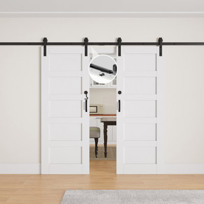 Portes doubles coulissantes de grange à âme pleine de 162,5 cm × 203,2 cm (64 po × 80 po), surface apprêtée, prêtes à l'emploi. Quincaillerie d'installation complète incluse. Serrure de porte à fermeture amortie incluse.