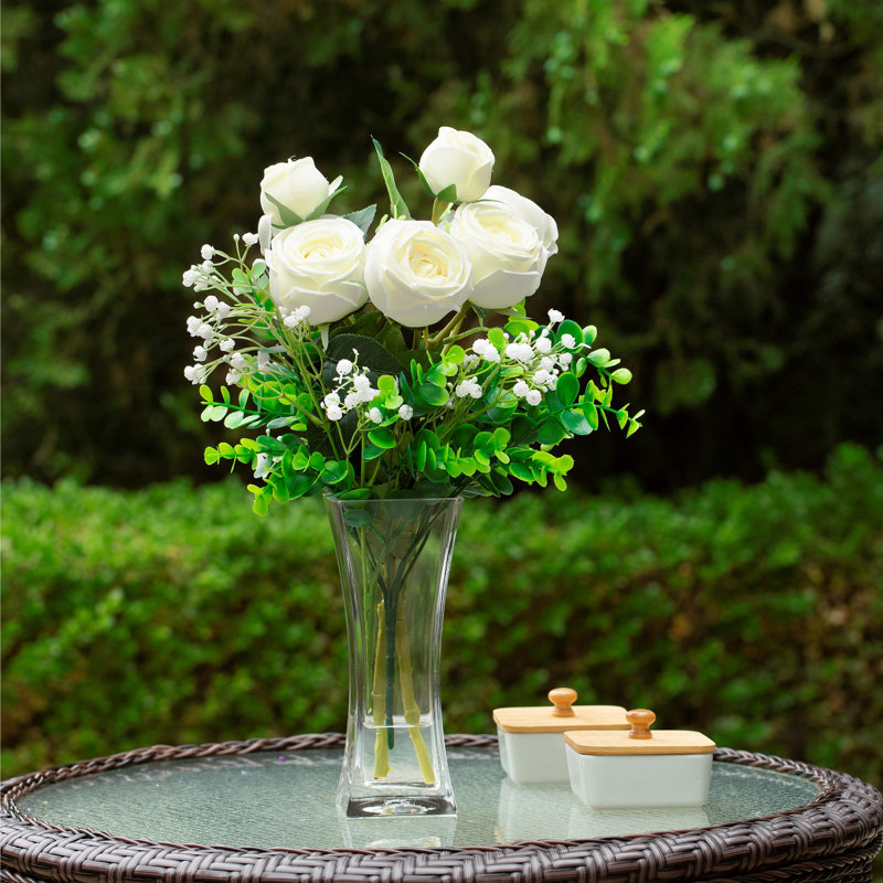 Arrangement floral de roses apprenant ou centre de table dans un vase, Crème
