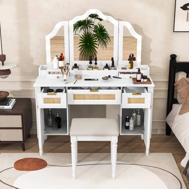 Ensemble de coiffeuse avec miroir à trois volets, station de charge intégrée et tiroirs de rangement, White