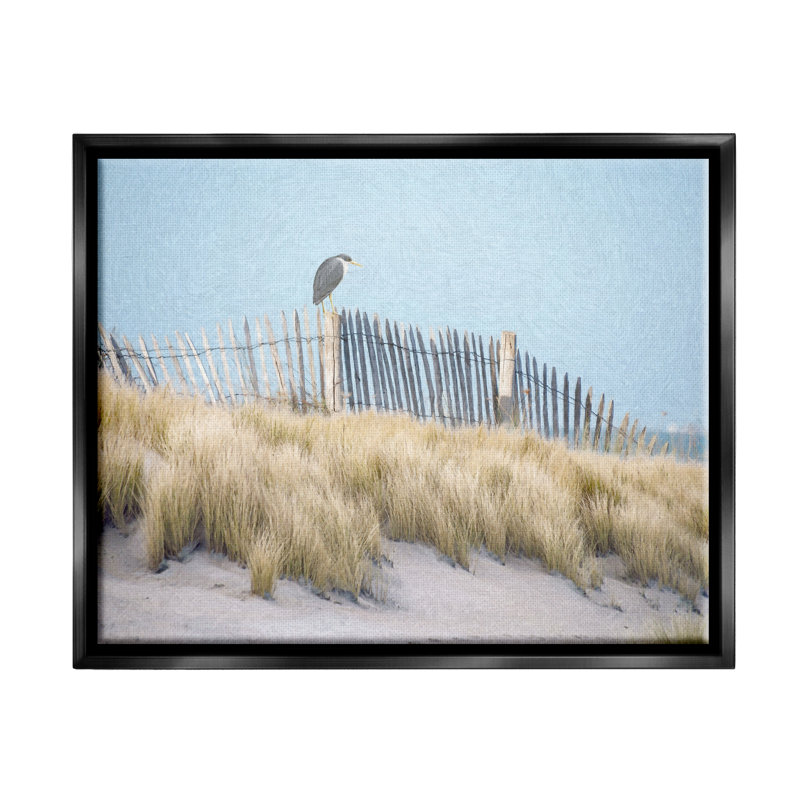 Oiseau perché sur une toile flottante de clôture de plage par Steve Hunziker, H 25 po x l 31 po x P 1,7 po