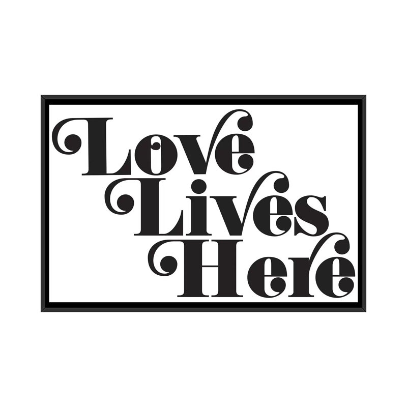 « love lives here », art textuel sur toile, H 18 po x l 26 po x P 1,5 po, Toile encadrée noire, Pas de tapis