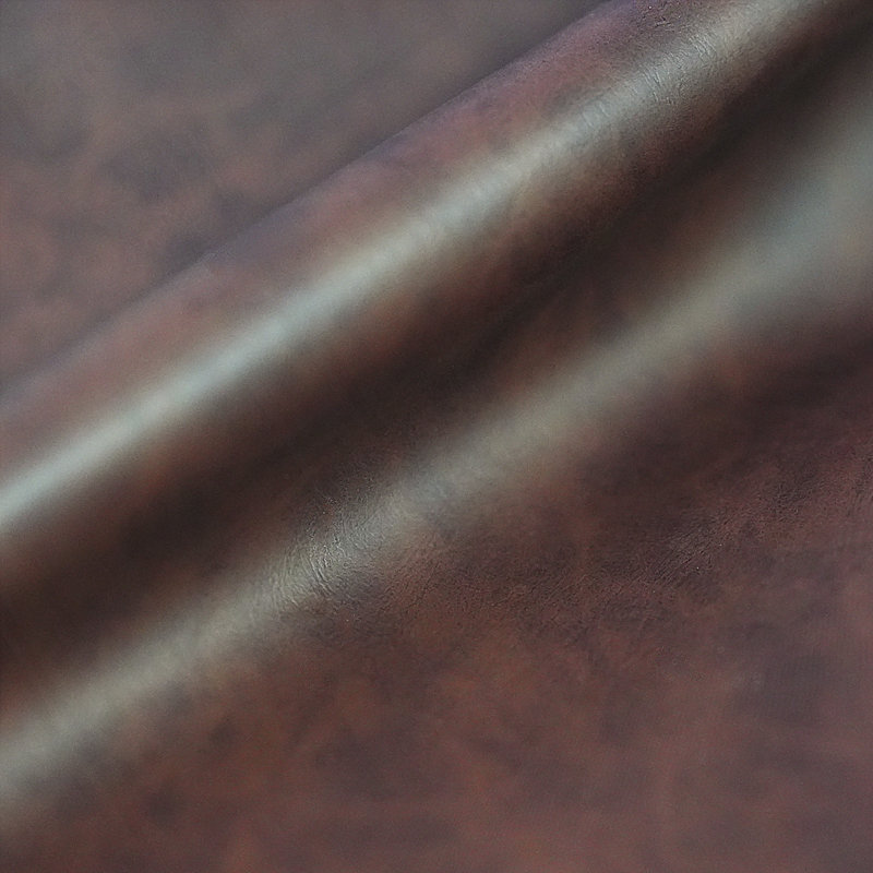 Chaise rembourrée en similicuir