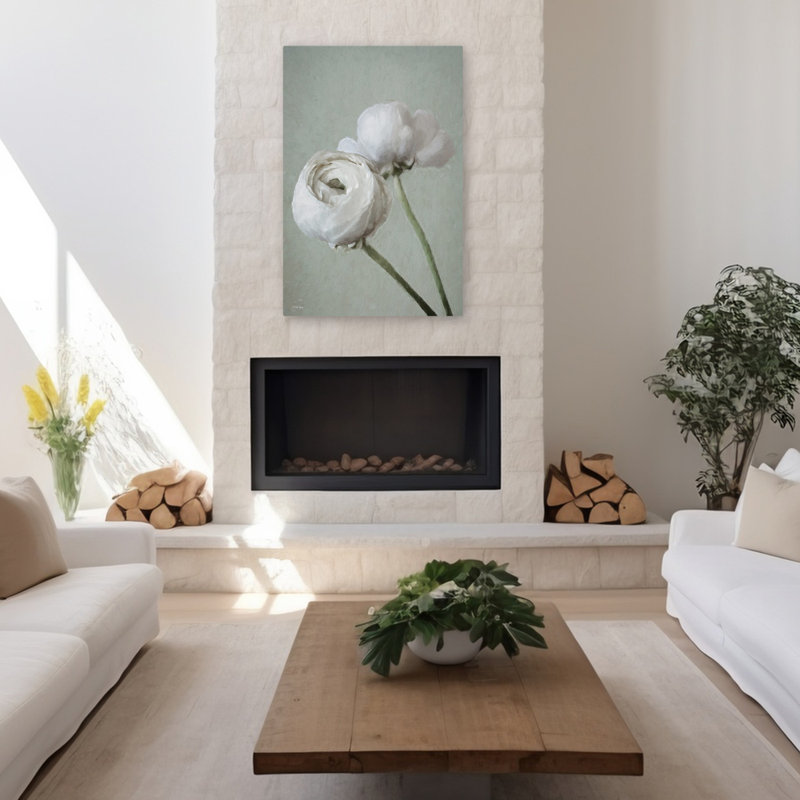 Beauté raffinée I - fleurs de renoncule blanches contemporaines sur fond vert pastel, pétales doux, H 48 po x l 32 po