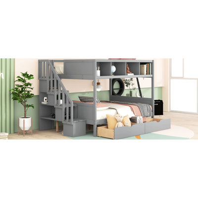 Lit superposé simple au-dessus d'un lit double gris avec tablettes, escalier de rangement et 2 tiroirs. Maximisez les tablettes et les tiroirs de votre chambre à coucher - Offrez une solution fonctionnelle sécuritaire