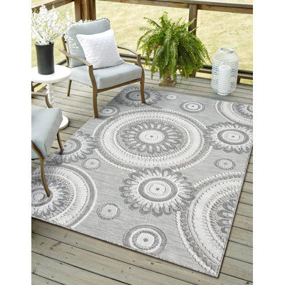 Cesilee Floral Indoor / Outdoor Area Rug