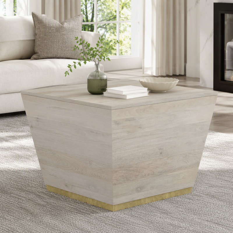 Table basse carrée de 71 cm de large en bois de manguier massif, finition blanchie.