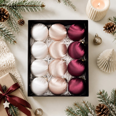 12 pièces de boules de Noël en soie satinée, 2,36 po assorties de boules recouvertes de tissu 3 couleurs avec cordes de suspension pré-attachées, décorations d'arbre de Noël doux au toucher pour une couronne, une guirlande et un présentoir de maison