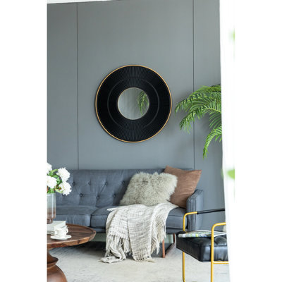 Le miroir neutre encadré en fer Colorway, décore la maison et ajoute de la saveur à l'intérieur