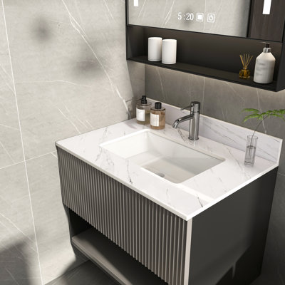 Plan de toilette blanc de 79 cm (31 po) en pierre frittée avec lavabo rectangulaire, dosseret de 10 cm (4 po) et trous prépercés pour robinetterie. Qualité et durabilité supérieures, résistant à la décoloration.