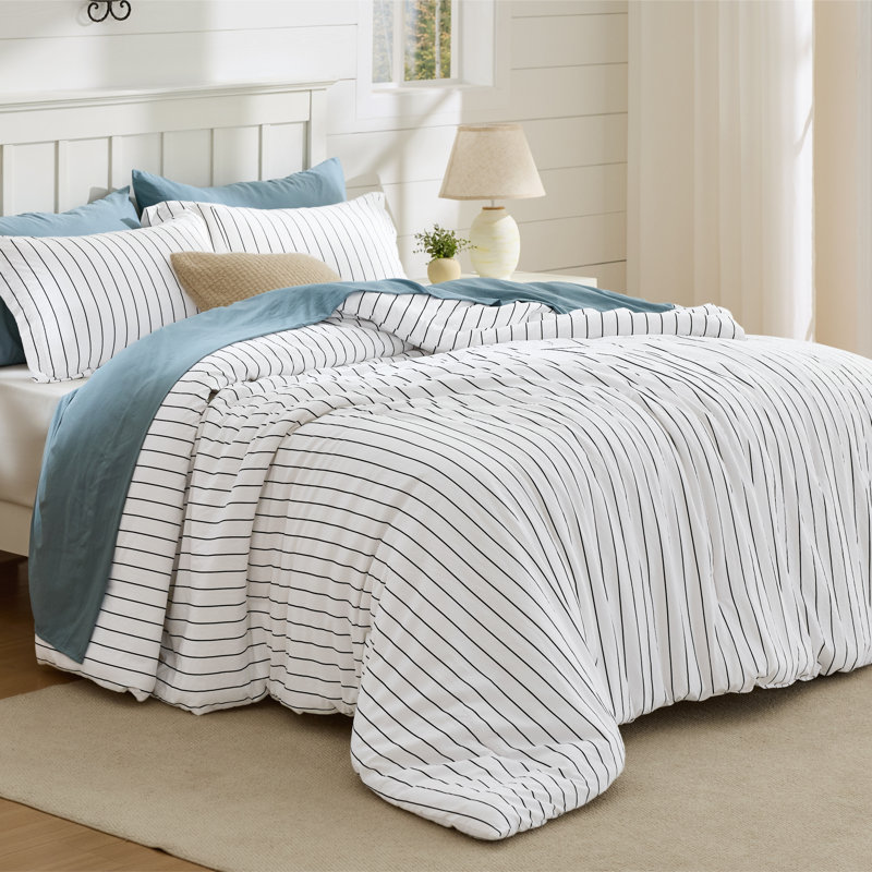 Bedsure Twin size 2-Piece Reversible Stripe Polyester Comforter Set with Microfiber Fill, White - Black,All-Season Bedding