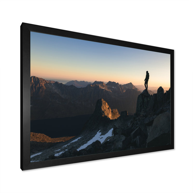 Morning Sky Horizon, homme debout au sommet d'une montagne sur toile, H 16 po x l 32 po x P 1 po, Cadre simple noir