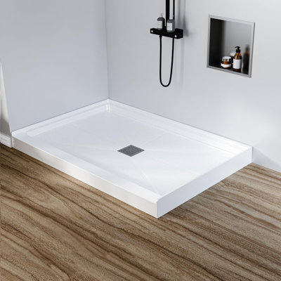 Plateau de douche moderne à simple seuil avec drain central et base antidérapante