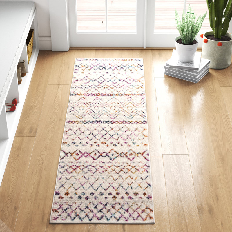 Tapis ivoire et fuchsia à motif géométrique tissé à la machine Christa, Tapis de couloir 2 pi 3 po x 10 pi
