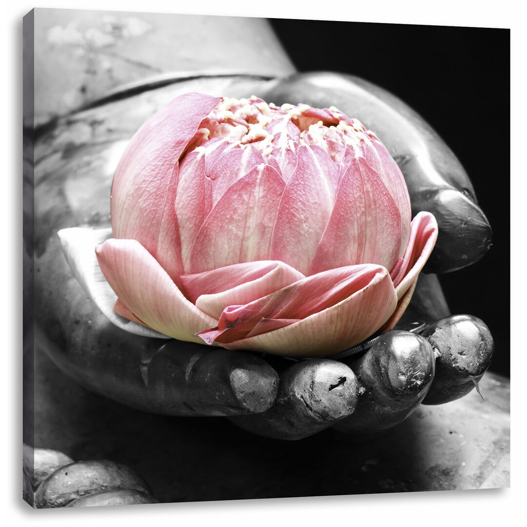 Leinwandbild Liegender Lotus in einer Hand eines Buddhas