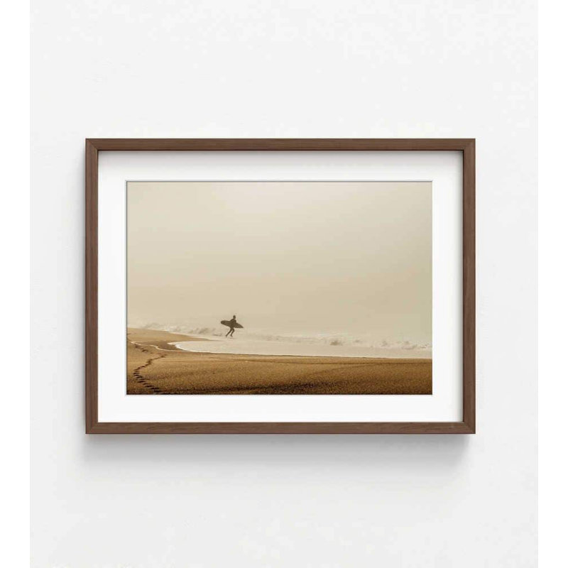 «Minimalist Surfer Print - Coastal Beach», art mural, H 24 po x l 32 po, Impression encadrée avec passe-partout, Brun