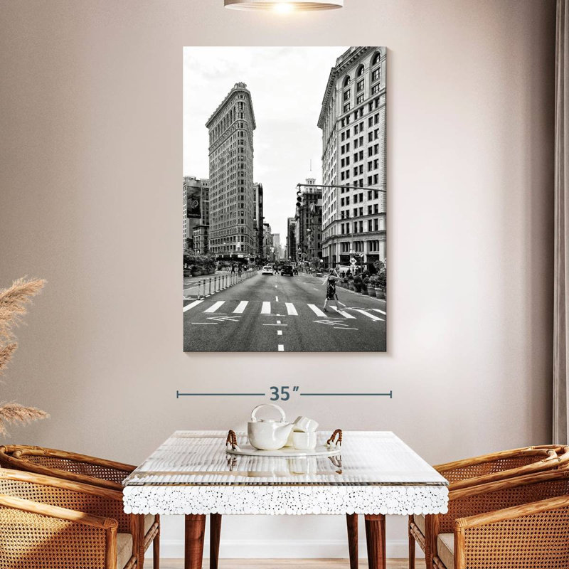 Aime The Flatiron Building, H 51 po x l 34 po