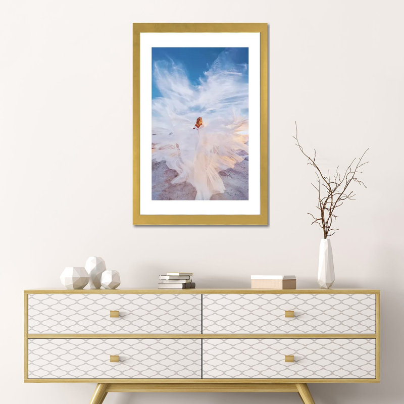 «Beautiful Clouds in Crazy Sky» par Hobopeeba - reproduction de photo, H 24 po x l 16 po x P 1 po, Blanc, Papier encadré doré