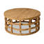 Petite table basse créative et circulaire dans le salon de la famille