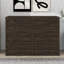 Grand lit escamotable de style campagnard de grande taille, équipé d'une station de charge et d'une plateforme pliable, avec un tiroir de rangement spacieux pour les chambres d'amis-499381782