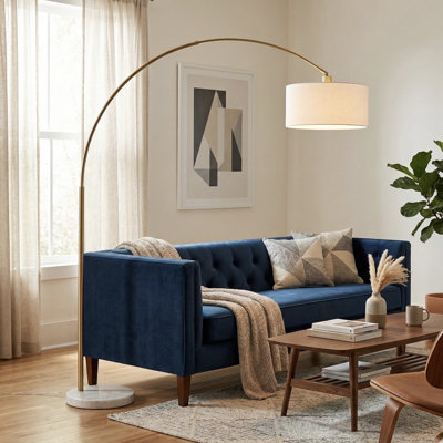 Lampe sur pied arquée moderne de 84 po, lampe sur pied arquée en laiton brossé de 69 po de large avec base en marbre blanc lesté, abat-jour tambour en lin blanc, interrupteur au pied, lampe de lecture incurvée sur canapé pour la chambre à coucher, douille E26