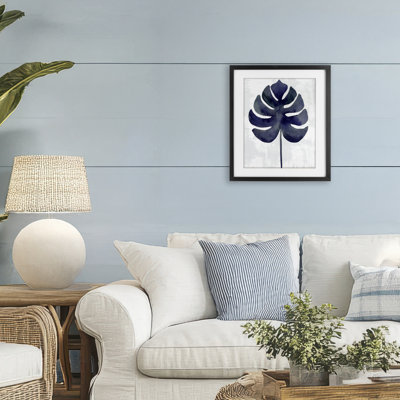 «Blue Monstera Leaf», reproduction encadrée sous verre, conception par Christie Adams
