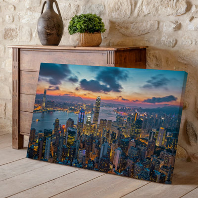 Toile, vue aérienne époustouflante d'un horizon de la ville animée au crépuscule, mettant en vedette une myriade de gratte-ciels