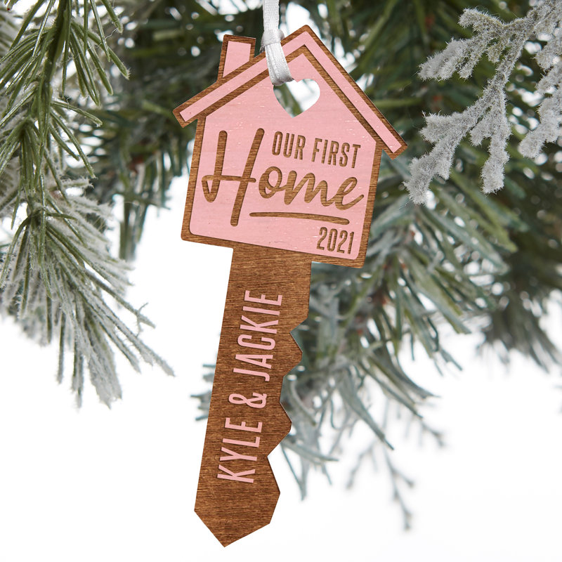 Ornement en forme de clé en bois Our First Home, Rose