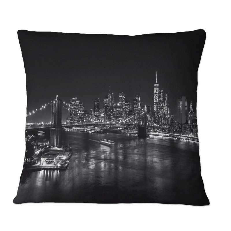 Image noire et blanche de l'horizon de Manhattan - Coussin décoratif imprimé colonial, 16 po x 16 po