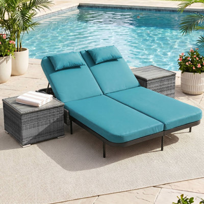 Chaise longue d'extérieur en osier avec table d'appoint et coussins, dossier inclinable réglable