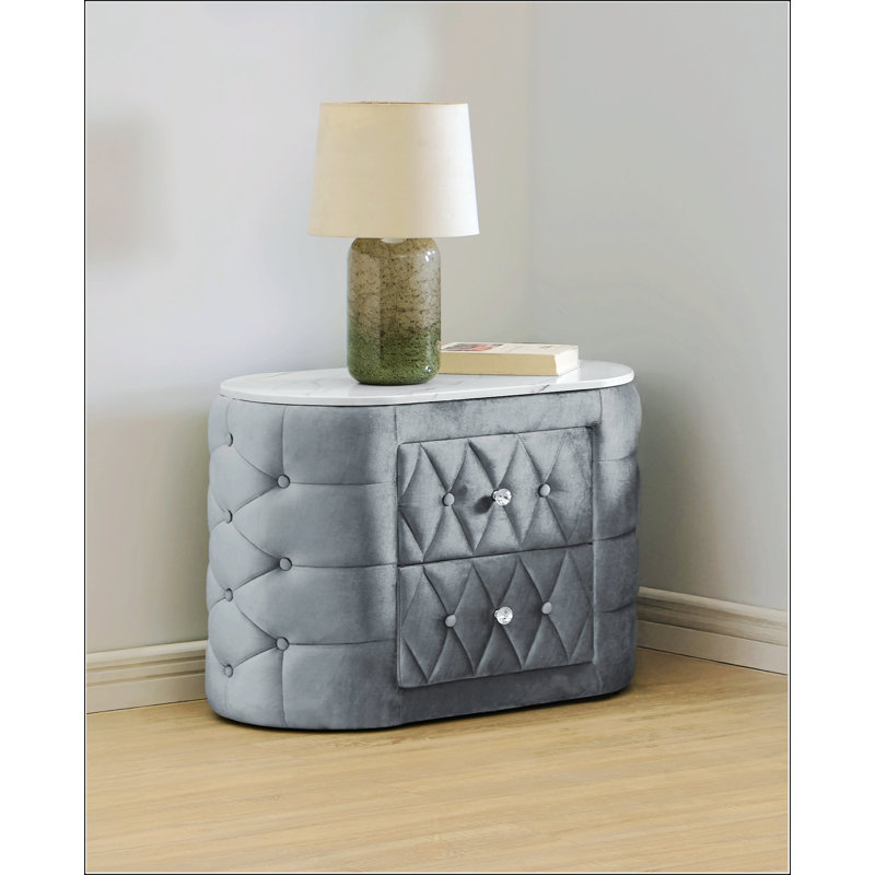 Élégante table de chevet grise avec plateau en faux marbre et revêtement en tissu, deux tiroirs de rangement pour les chambres modernes.