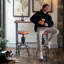 Tabouret de bar pivotant en bois massif à hauteur réglable-163467181-212191559