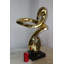 Statue en résine contemporaine dorée sur socle en marbre Nifao Collection 19 po x 9 po x H 27 po