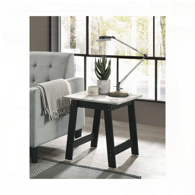 Table de bout noire avec plateau en faux marbre et patins pour meubles