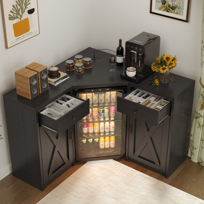 Meuble-bar de coin fonctionnel avec réfrigérateur, station de recharge, étagères réglables, portes coulissantes blanches de style grange, pour salon et salle à manger
