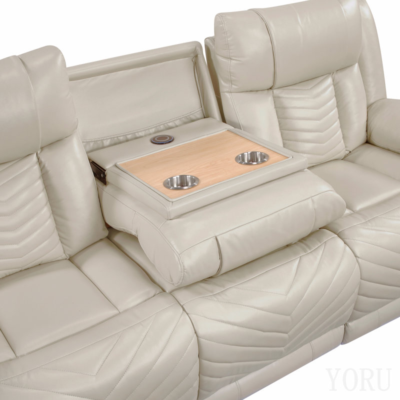 Canapé inclinable électrique de luxe beige avec porte-gobelets, chargeur sans fil, éclairage DEL et ports de chargement. Meuble haut de gamme en similicuir. Sofa trois places.